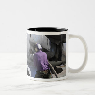 Kerosintechniker befestigt eine Kraftstoffleitung Zweifarbige Tasse