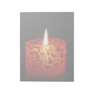 Kerze auf schwarzem Hintergrund Notizblock