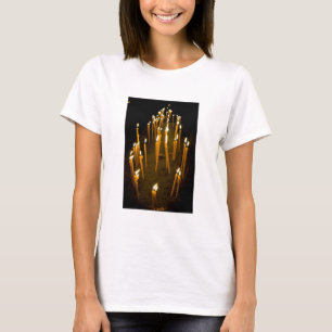 Kerzen in einer Kirche angezündet, Armenien T-Shirt