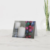 Kerzen und farbenfrohe Weihnachtsdekorationen