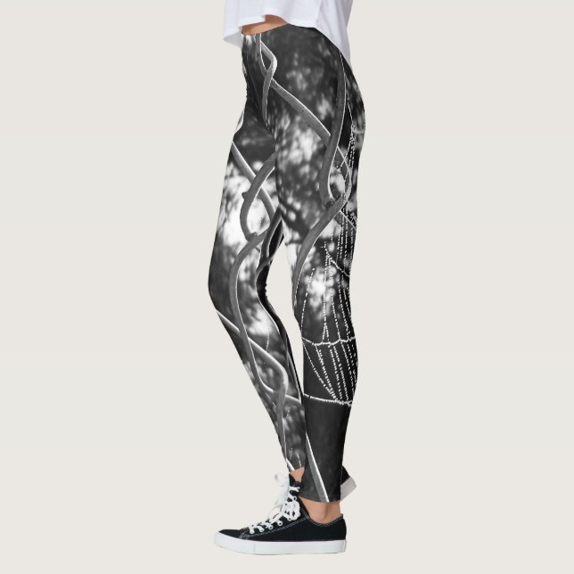 Kettenverbindungszaun und Spinnennetz Leggings (Links)