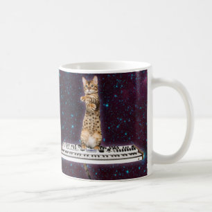 Keyboard-Katze schlägt wieder Kaffeetasse