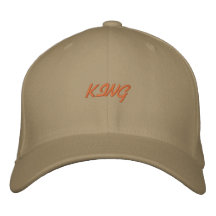 Khaki-Farbiger King-Text mit Basic Flexfit-Wollmüt