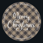 Khaki Merry Christmas Rücksendeadressen-Aufklebers Runder Aufkleber<br><div class="desc">Erstellen Sie Ihre eigenen frohen Weihnachtsfeiertage Rücksendeadressen-Aufkleber mit einem kalligraphischen Typ Schriftart auf khaki büffalo karierten Hintergrund. Einfach diese khaki karierten fröhlichen Weihnachtslabels mit Ihrem Familiennamen und Ihrer Adresse personalisieren.</div>