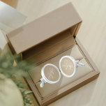 Khaki mit weißer stilisierter Monogramm Manschetten Knöpfe<br><div class="desc">Ein Paar silber plattierter, runder Manschetten für den modischen Mann, der sein Outfit mit einer trendigen, khaki-Farbe, mit seinem Namen in weiß, Großbuchstaben und mit weißen, stilisierten Initialen überlagert. Personalisieren Sie Ihre Cufflinks, indem Sie den Namen und die Initialen nach Belieben bearbeiten und ersetzen. Ein klassisches Geschenk zum Geburtstag, Vatertag,...</div>