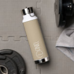 Khaki Modern Typografy Personalisiert Trinkflasche<br><div class="desc">Trendy,  vakuumisolierte Wasserflasche mit personalisiertem Namen in Weiß,  moderne Typografie auf einem khaki-Farbhintergrund. Stellen Sie die Flasche nach Belieben ein,  indem Sie den Namen bearbeiten und nach Belieben den Namen durch Ihren eigenen Namen ersetzen. Ideal für ein Geburtstagsgeschenk,  Hochzeitsgeschenk,  Trauzeuge,  etc. Wählen Sie Ihre Wasserflasche. Wählen Sie Ihre Wasserflasche.</div>