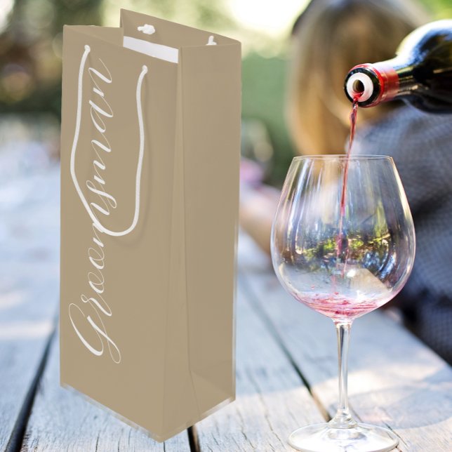 Khaki Stylized Script Wedding Trauzeuge Geschenktüte Für Weinflaschen (In Situ)