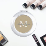 Khaki Stylized Wedding Bridesmaid Monogram Taschenspiegel<br><div class="desc">Ein personalisierter Kompaktspiegel für Ihre Hochzeitsfrau oder Trauzeugin,  der ihren Anfangs- und Namen auf einem trendigen,  khaki-farbigen Hintergrund stilisiert. Bearbeiten,  um Initial und Namen zu ersetzen. Wählen Sie Ihren kompakten Spiegelstil aus.</div>