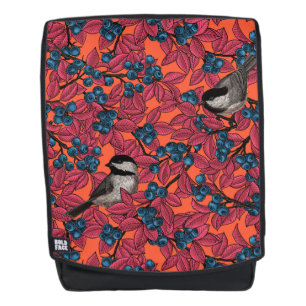 Kichervögel auf Blaubeeren-Ästen auf Orange Rucksack