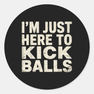 Kickball-Spieler gleich hier Kick Funny Sports Runder Aufkleber
