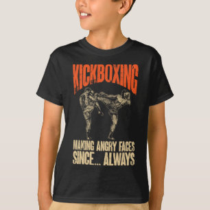 Kickboxen, bei dem auch Ihre Füße einen schwarzen T-Shirt