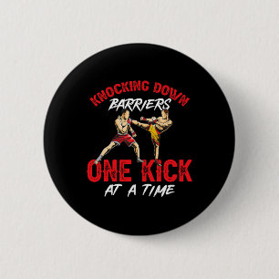 Kickboxen Kickboxer wirft Barrieren einen nach dem Button