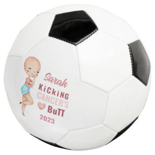Kicken des Personalisierten Fußball-Balls für den Fußball