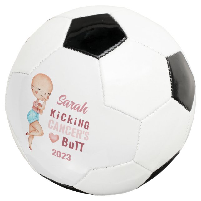 Kicken des Personalisierten Fußball-Balls für den  Fußball (Dreiviertel)