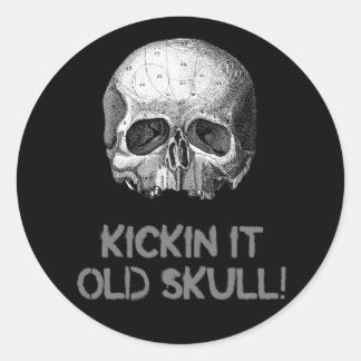 Kickin it Old Skull Runder Aufkleber