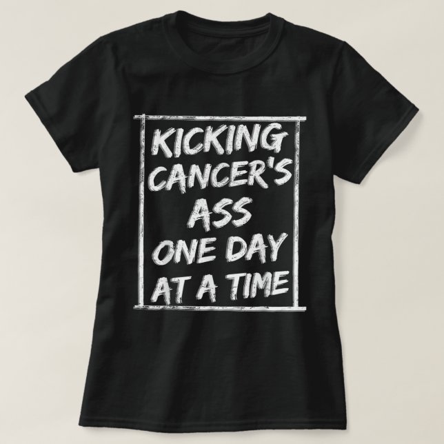 Kicking Krebs Chemotherapie Warrior Survivor Chemo T-Shirt (Design vorne)