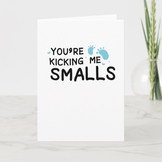 Kicking me Smalls Schwangerschaft Mutterschaft Fun Ankündigung (Vorderseite)