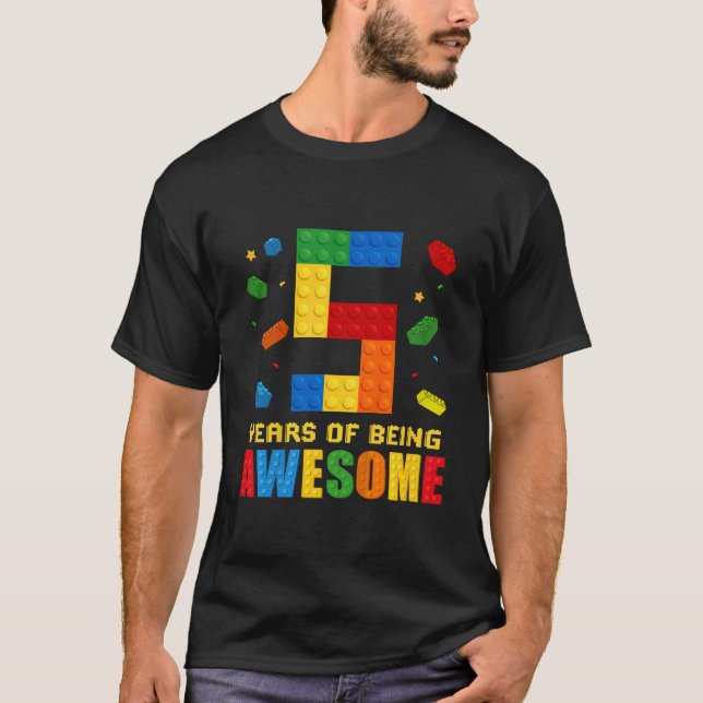 Kids 5 Year Old Birthday Boy Being Awesome Buildin T-Shirt (Vorderseite)