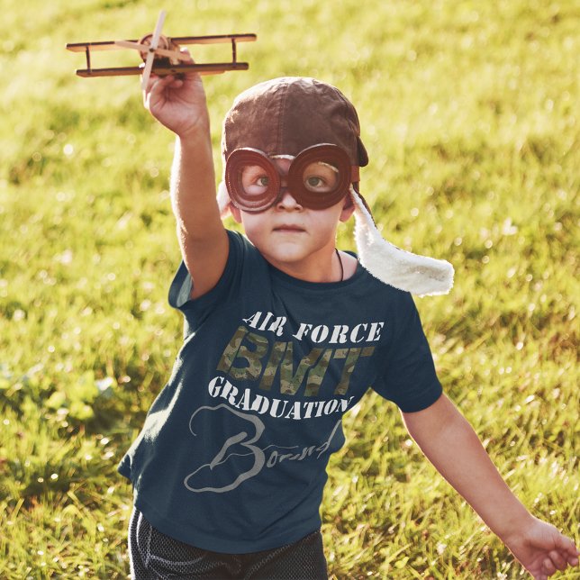 Kids Air Force BMT Abschluss schwarz zurück T-Shirt (Kids' Air Force BMT Graduation Bound boys travel t-shirt, basic military training, Airman, dark back)