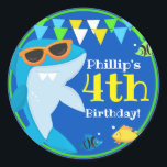 Kids Blue Shark Fintastic Birthday Runder Aufkleber<br><div class="desc">Feiern Sie Ihren kleinen Hai zum Geburtstag! Dieses hübsche Blau mit Sonnenbrillen ist ein Hit für Ihr Party. Sämtliche Texte können auf der Einladung angepasst werden. Blasen und Fische sorgen für unterhaltsame Details. Ideal für alle Untersee-Party oder Hai-Party. Grafik nach PrettyGrafik.</div>