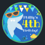 Kids Blue Shark Fintastic Birthday Runder Aufkleber<br><div class="desc">Feiern Sie Ihren kleinen Hai zum Geburtstag! Dieses hübsche Blau mit Sonnenbrillen ist ein Hit für Ihr Party. Sämtliche Texte können auf der Einladung angepasst werden. Blasen und Fische sorgen für unterhaltsame Details. Ideal für alle Untersee-Party oder Hai-Party. Grafik nach PrettyGrafik.</div>
