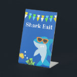Kids Blue Shark Fintastic Birthday Sockelschild<br><div class="desc">Feiern Sie Ihren kleinen Hai zum Geburtstag! Dieses hübsche Blau mit Sonnenbrillen ist ein Hit für Ihr Party. Alle Formulierungen können auf dem Zeichen angepasst werden. Blasen und Fische sorgen für unterhaltsame Details. Ideal für alle Untersee-Party oder Hai-Party. Grafik nach PrettyGrafik.</div>