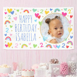 Kids Custom Age Birthday Niedlich Rainbow Hearts F Banner<br><div class="desc">Feiern Sie mit diesem niedlichen und farbenfrohen Party-Banner den Zauber, zwei zu drehen! Eine lustige Vorlage personalisiert mit dem Foto Ihres Kindes und vielen Regenbögen, Herzen und Sternen. Das überaus wichtige Geburtstagszeitalter wird während des gesamten Designs wiederholt und eignet sich perfekt für die frühen 1., 2., 3., 4. oder 5....</div>