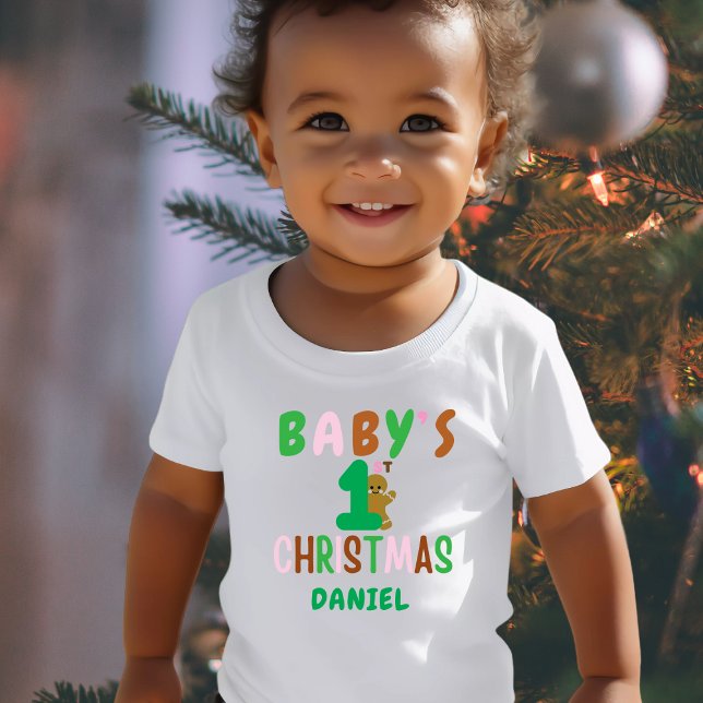 Kids First Christmas Gingerbrett Name Funny Baby T-shirt (Von Creator hochgeladen)