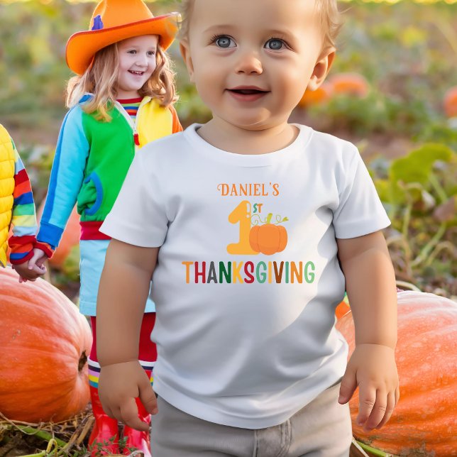 Kids First Thanksgiving Pumpkin Name Funny     Baby T-shirt (Von Creator hochgeladen)