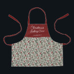 Kids Floral Pattern Weihnachtsgebäck Crew | Name Schürze<br><div class="desc">Diese wunderschöne Weihnachtsfeier-Schürze ist mit einem von Hand gezeichneten Blumenmuster und einem üppigen Grün in den klassischen Weihnachtsfarben von tiefgrün, bordeauxrot und Elfenbein auf einem beigen Sandboden gestaltet. Einfach, Schrift Typografie liest, "Weihnachts Backen Crew" und eine Textvorlage ist für Personalisierung enthalten! Erwachsene Größen (separates Produkt) sind ebenfalls erhältlich, um Spaß...</div>
