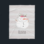 Kids Girly Christmas Blume Snowman und Name Fleecedecke<br><div class="desc">Dieses bezaubernde Kinderdesign besticht durch einen einzigartigen Schneemann im Aquarellstil mit einer Christmassy-Garage. Außerdem bietet es Platz für Sie,  das Objekt mit dem Namen Ihres Mädchens zu personalisieren. Das perfekte Weihnachtsgeschenk für ein Schneemann liebendes Kind!</div>