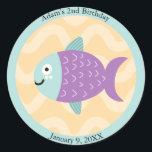 Kids Marine Fish under Sea Birthday Runder Aufkleber<br><div class="desc">Personalisieren Sie diesen Aufkleber mit Namen und Datum. Verwenden Sie sie auf Einladungen,  speichern Sie die Daten,  Dankkarten,  oder geben Sie als Gastgeschenke an Kinder,  die teilnehmen. Mischen und mit anderen Untersee-Aufklebern abstimmen.</div>