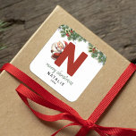Kids Monogram Christmas Quadratischer Aufkleber<br><div class="desc">Gib dieses Weihnachtsfest das Geschenk personalisierten Charmes! Unsere Monogramm-Aufkleber mit dem Weihnachtsmann,  der sich hinter dem Buchstaben N versteckt,  sind eine einzigartige und durchdachte Möglichkeit,  Ihre Liebe zu zeigen. Passen Sie mit einem Namen,  Jahr und einem herzlichen Gruß an. Machen Sie Ihre Weihnachtsgeschenke auffällig!</div>