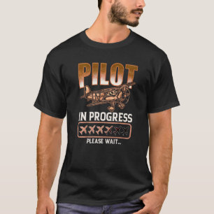 Kids-Pilot im Gange Pilot Spielzeugflugzeug T-Shirt