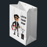 Kids 🎸 🤣 Rockstar Birthday Gitarre Funky Fun Mittlere Geschenktüte<br><div class="desc">Für beste Ergebnisse: Verwenden Sie ein hochwertiges Portrait. Wählen Sie "Weiter anpassen". Sie müssen die Skalenfunktion und die Pfeiltasten verwenden, um das Bild zu verschieben, um das Gesicht an der richtigen Stelle zu bekommen. Drücken Sie gleichzeitig die Taste "Strg" auf Ihrer Tastatur, während Sie mit der Maus oder den Pfeiltasten...</div>