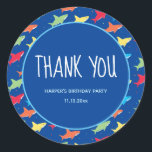 Kids Shark Birthday Party Danke Runder Aufkleber<br><div class="desc">Eine Kinder-Hai Geburtstagsparty danke Ihnen Aufkleber mit farbigen,  niedlichen,  Haie in blau,  orange,  rot,  grün und gelb mit Punkten auf einem blauen Hintergrund. Holen Sie sich das Dankeschön heute Aufkleber.</div>