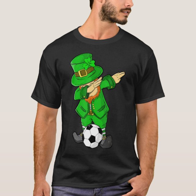 Kids St Patricks Day Dabbing Leprechaun Fußball T-Shirt (Vorderseite)