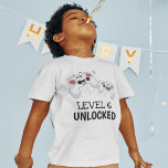 Kids Video Gaming T - Shirt<br><div class="desc">Diese coolen Gamer-Tshirts mit zwei Gaming-Kontrolle-Pads auf weißem Hintergrund,  mit spielerischem Text,  der "LEVEL 6 UNLOCKED" und "IHR NAME UND ALTER" lautet. Alle Stile und Farben des Schriftartes können geändert werden,  indem Sie nach der Personalisierung auf den entsprechenden Link klicken.</div>