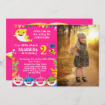 Kids Yellow Rainbow Shark Birthday Foto Einladung<br><div class="desc">Feiern Sie Ihren kleinen Hai zum Geburtstag! Personalisiert mit dem Foto Ihres Kindes. Diese hübsche und farbenfrohe Hai-Familieneinladung wird ein Hit für Ihr Party sein. Blasen,  Haie,  Fische und Korallen sorgen für unterhaltsame Details. Ideal für alle Untersee-Party oder Hai-Party. Grafik von Mujka.</div>