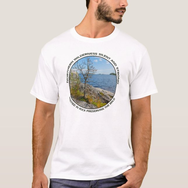 Kiefer am felsigen Seeufer T-Shirt (Vorderseite)