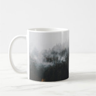KIEFERN UMGEBEN VON NEBEL KAFFEETASSE