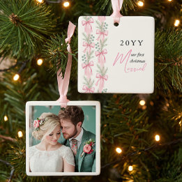 Kiefernband mit rosa Schleife Erstes Weihnachten V Keramikornament