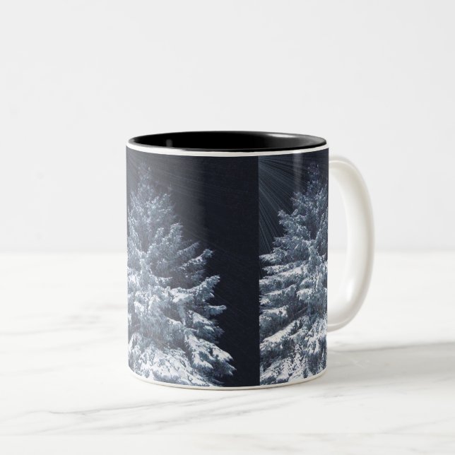 Kiefernbaum mit Schnee und leuchtendes LichtMug Zweifarbige Tasse (VorderseiteRechts)