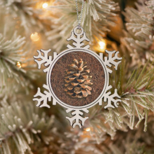 Kiefernkone auf gefallenen Nadeln Schneeflocken Zinn-Ornament