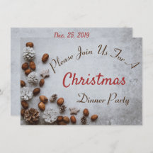 Kiefernkonen und Walnüsse zu Weihnachten am Schnee