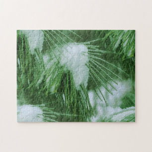 Kiefernnadeln im Schnee und im Winter Puzzle