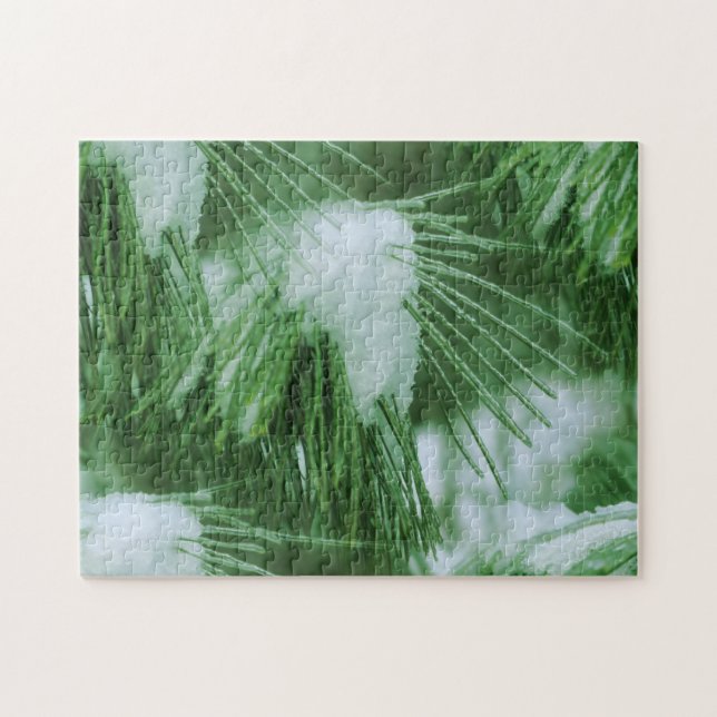 Kiefernnadeln im Schnee und im Winter Puzzle (Horizontal)