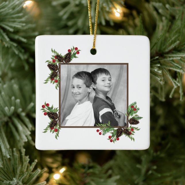 Kiefernrohre und Beeren - Urlaubsornament Keramikornament (Baum)