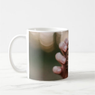 Kiefernzapfen im Freien Kegelbaumholz Kaffeetasse