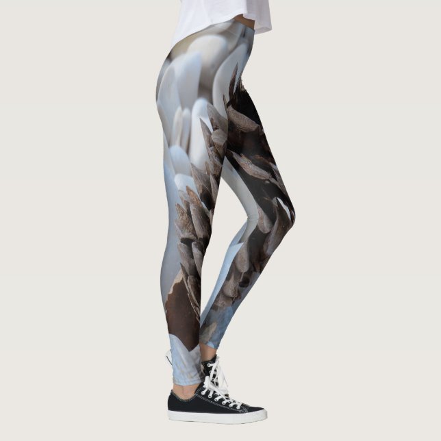 Kiefernzapfen zwischen Steinen und Kies Leggings (Rechts)